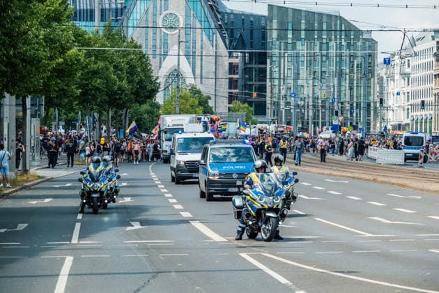 Mehr als 20.000 Menschen beteiligen sich am Demonstrationszug des Christopher Street Day (CSD) 2026 durch die Leipziger Innenstadt. Mit der Veranstaltung setzen die Teilnehmenden ein Zeichen für Vielfalt, Gleichberechtigung sowie die Rechte von LGBTQIA+-Menschen. Leipzig, Sachsen, Deutschland, CSD Leipzig 2026 *** More than 20,000 people are taking part in the Christopher Street Day (CSD) 2026 parade through downtown Leipzig. Through this event, participants are standing up for diversity, equality, and the rights of LGBTQIA people. Leipzig, Saxony, Germany, CSD Leipzig 2026