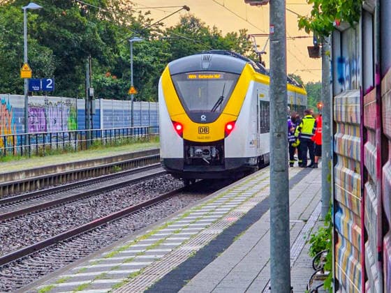 RECORD DATE NOT STATED Schockierender Vorfall in Regionalzug in Ettlingen: Streit bei Fahrscheinkontrolle mit betrunkenem Fahrgast in Personenzug eskaliert - Mitarbeiter der DB-Sicherheit stürzt nach Gerangel aus fahrendem Zug und erleidet lebensgefährliche Verletzungen - Fah Ein Mitarbeiter der DB-Sicherheit wurde am Freitagabend lebensgefährlich verletzt, nachdem er im Verlauf einer körperlichen Auseinandersetzung aus einem fahrenden Zug gestürzt war. Nach derzeitigem Stand der Ermittlungen kontrollierten Fahrscheinprüfer gegen 19:35 Uhr auf der Bahnstrecke von Offenburg nach Karlsruhe einen 36-jährigen deutschen Fahrgast. Im Zusammenhang mit der Fahrscheinkontrolle kam es wohl zu einem verbalen Streit, weshalb zwei Mitarbeiter der DB-Sicherheit hinzugez Copyright: xMelaniexKeulx xEinsatzReport24x