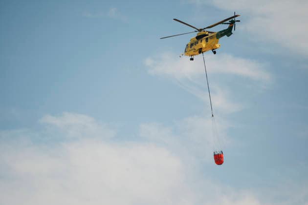 More than 300 firefighters are working to extinguish the fire in La Mierla, Guadalajara. A helicopter is assisting in firefighting efforts on July 18, 2026, in La Mierla, Guadalajara, Castilla-La Mancha, Spain. The fire remains active on several fronts and is advancing toward the municipality of Semillas, has forced the evacuation of 529 residents from eleven municipalities, and has already burned 3,483 hectares. JULY 18, 2026 FOREST FIRE La Mierla, Guadalajara, Castilla La Mierla, Guadalajara, Castilla, Spain  Copyright: xMateoxLanzuelax 7672873