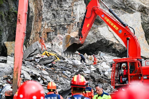 (260718) -- CHONGQING, July 18, 2026 -- Rescuers work at the site of a mountain collapse in Pengshui Miao and Tujia Autonomous County, southwest China s Chongqing Municipality, July 18, 2026. The geological disaster occurred at 9:08 a.m. on Friday in the Hanjia sub-district of Pengshui Miao and Tujia Autonomous County in Chongqing, burying more than 10 residential buildings, while leaving some local residents trapped and unaccounted for. More than 800 rescuers and over 1,100 sets of equipment have been deployed for on-site search and rescue operations. ) CHINA-CHONGQING-MOUNTAIN COLLAPSE-RESCUE (CN) WangxQuanchao 