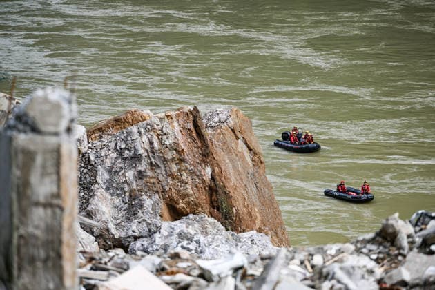 News Bilder des Tages (260718) -- CHONGQING, July 18, 2026 -- Rescuers work at the site of a mountain collapse in Pengshui Miao and Tujia Autonomous County, southwest China s Chongqing Municipality, July 18, 2026. The geological disaster occurred at 9:08 a.m. on Friday in the Hanjia sub-district of Pengshui Miao and Tujia Autonomous County in Chongqing, burying more than 10 residential buildings, while leaving some local residents trapped and unaccounted for. More than 800 rescuers and over 1,100 sets of equipment have been deployed for on-site search and rescue operations. ) CHINA-CHONGQING-MOUNTAIN COLLAPSE-RESCUE (CN) WangxQuanchao 