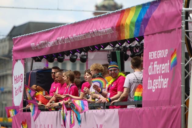 CSD Leipzig 2026: Tausende Menschen zogen bunt und friedlich durch die Innenstadt Am heutigen Tag fand in Leipzig der Christopher Street Day (CSD) 2026 statt. Auftakt der Veranstaltung war auf dem Augustusplatz, wo sich zahlreiche Teilnehmer versammelten. Im Anschluss setzte sich der Demonstrationszug durch das Leipziger Stadtgebiet in Bewegung. Die Veranstaltung verlief nach ersten Erkenntnissen geordnet und wurde von zahlreichen Schaulustigen begleitet. Bereits zu Beginn der Demonstration herrschte auf dem Augustusplatz reger Betrieb, ehe sich der Demonstrationszug formierte und die festgelegte Strecke durch die Innenstadt nahm. Während des Aufzuges kam es im Bereich der Demonstrationsroute zu temporären Verkehrsbehinderungen und Sperru Copyright: xEHLxMedia BjörnxStachx 20260718_csd-leipzig-2026_28
