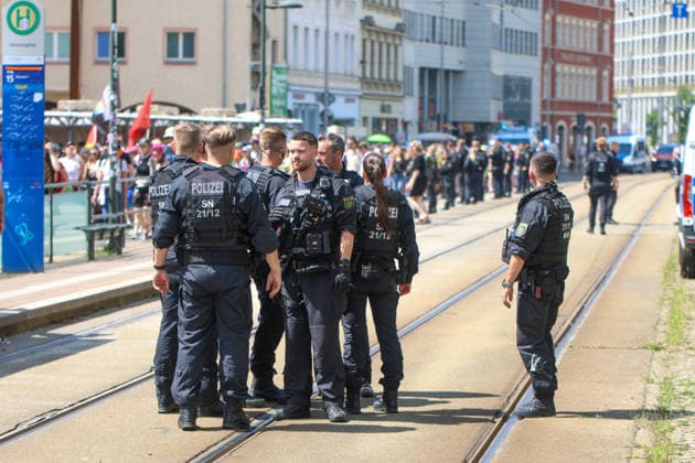 CSD Leipzig 2026: Tausende Menschen zogen bunt und friedlich durch die Innenstadt Am heutigen Tag fand in Leipzig der Christopher Street Day (CSD) 2026 statt. Auftakt der Veranstaltung war auf dem Augustusplatz, wo sich zahlreiche Teilnehmer versammelten. Im Anschluss setzte sich der Demonstrationszug durch das Leipziger Stadtgebiet in Bewegung. Die Veranstaltung verlief nach ersten Erkenntnissen geordnet und wurde von zahlreichen Schaulustigen begleitet. Bereits zu Beginn der Demonstration herrschte auf dem Augustusplatz reger Betrieb, ehe sich der Demonstrationszug formierte und die festgelegte Strecke durch die Innenstadt nahm. Während des Aufzuges kam es im Bereich der Demonstrationsroute zu temporären Verkehrsbehinderungen und Sperru Copyright: xEHLxMedia BjörnxStachx 20260718_csd-leipzig-2026_37