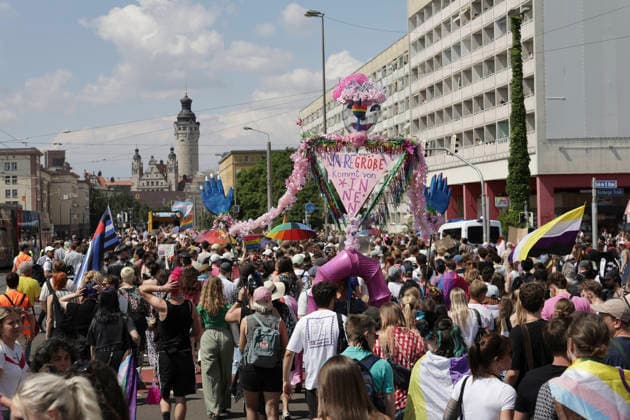 CSD Leipzig 2026 Leipzig, Deutschland - 18.07.2026 Teilnehmer bei der Demonstration zum Christopher Street Day (CSD) in Leipzig. Der CSD erinnert an die Stonewall-Unruhen von 1969 und setzt sich für die Rechte von LGBTQ+-Personen ein. *** CSD Leipzig 2026 Leipzig, Germany July 18, 2026 Participants in the Christopher Street Day (CSD) parade in Leipzig. CSD commemorates the Stonewall Riots of 1969 and advocates for the rights of LGBTQ people.