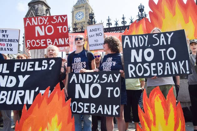 News Bilder des Tages July 18, 2026, London, England, United Kingdom: Activists from Fossil Free London stage a protest outside the parliament calling on incoming Prime Minister Andy Burnham to stop the Rosebank oil and gas field in the North Sea. London United Kingdom - ZUMAv130 20260718_zip_v130_009 Copyright: xVukxValcicx