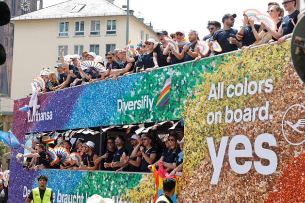 CSD Frankfurt 18.07.2026 Kundgebung Demonstration CSD Frankfurt vom Römer aus durch die Frankfurter Innenstadt unter dem Motto Demokratie braucht keine Alternative Frankfurt Main Hessen Deutschland *** CSD Frankfurt, July 18, 2026: Rally and march starting at the Römer and proceeding through downtown Frankfurt under the slogan Democracy Needs No Alternative —Frankfurt am Main, Hesse, Germany