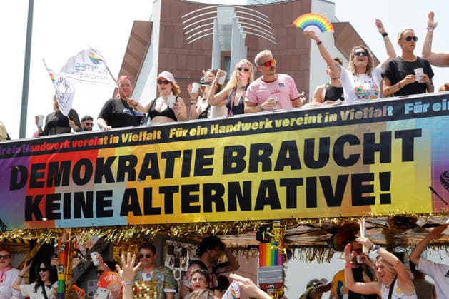 News Bilder des Tages CSD Frankfurt 18.07.2026 Kundgebung Demonstration CSD Frankfurt vom Römer aus durch die Frankfurter Innenstadt unter dem Motto Demokratie braucht keine Alternative Frankfurt Main Hessen Deutschland *** CSD Frankfurt, July 18, 2026: Rally and march starting at the Römer and proceeding through downtown Frankfurt under the slogan Democracy Needs No Alternative —Frankfurt am Main, Hesse, Germany