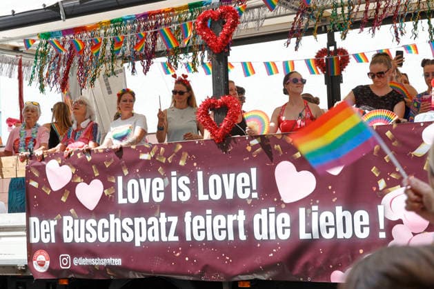 CSD Frankfurt 18.07.2026 Kundgebung Demonstration CSD Frankfurt vom Römer aus durch die Frankfurter Innenstadt unter dem Motto Demokratie braucht keine Alternative Frankfurt Main Hessen Deutschland *** CSD Frankfurt, July 18, 2026: Rally and march starting at the Römer and proceeding through downtown Frankfurt under the slogan Democracy Needs No Alternative —Frankfurt am Main, Hesse, Germany