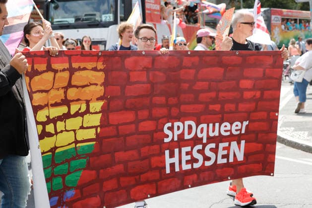 CSD Frankfurt 18.07.2026 Kundgebung Demonstration CSD Frankfurt vom Römer aus durch die Frankfurter Innenstadt unter dem Motto Demokratie braucht keine Alternative Frankfurt Main Hessen Deutschland *** CSD Frankfurt, July 18, 2026: Rally and march starting at the Römer and proceeding through downtown Frankfurt under the slogan Democracy Needs No Alternative —Frankfurt am Main, Hesse, Germany
