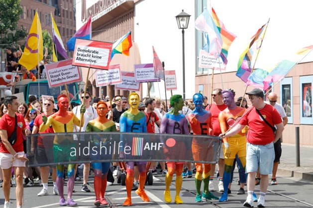 CSD Frankfurt 18.07.2026 Kundgebung Demonstration CSD Frankfurt vom Römer aus durch die Frankfurter Innenstadt unter dem Motto Demokratie braucht keine Alternative Frankfurt Main Hessen Deutschland *** CSD Frankfurt, July 18, 2026: Rally and march starting at the Römer and proceeding through downtown Frankfurt under the slogan Democracy Needs No Alternative —Frankfurt am Main, Hesse, Germany
