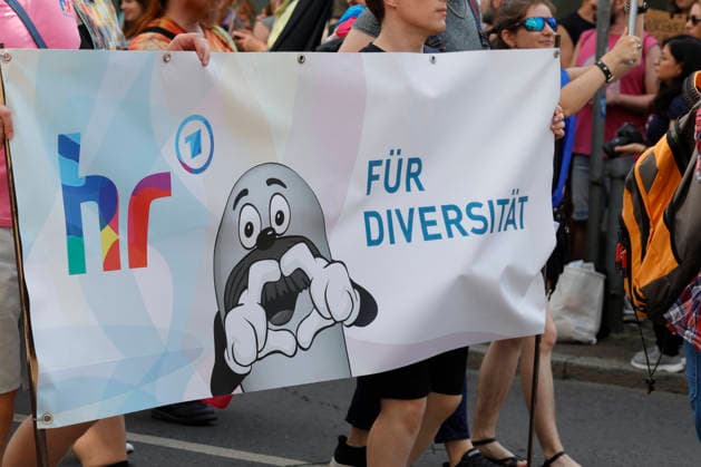 CSD Frankfurt 18.07.2026 Kundgebung Demonstration CSD Frankfurt vom Römer aus durch die Frankfurter Innenstadt unter dem Motto Demokratie braucht keine Alternative Frankfurt Main Hessen Deutschland *** CSD Frankfurt, July 18, 2026: Rally and march starting at the Römer and proceeding through downtown Frankfurt under the slogan Democracy Needs No Alternative —Frankfurt am Main, Hesse, Germany