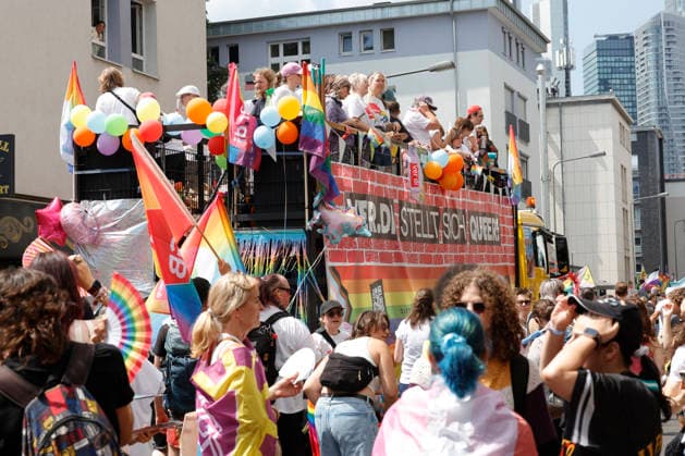 CSD Frankfurt 18.07.2026 Kundgebung Demonstration CSD Frankfurt vom Römer aus durch die Frankfurter Innenstadt unter dem Motto Demokratie braucht keine Alternative Frankfurt Main Hessen Deutschland *** CSD Frankfurt, July 18, 2026: Rally and march starting at the Römer and proceeding through downtown Frankfurt under the slogan Democracy Needs No Alternative —Frankfurt am Main, Hesse, Germany