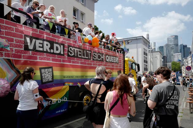 CSD Frankfurt 18.07.2026 Kundgebung Demonstration CSD Frankfurt vom Römer aus durch die Frankfurter Innenstadt unter dem Motto Demokratie braucht keine Alternative Frankfurt Main Hessen Deutschland *** CSD Frankfurt, July 18, 2026: Rally and march starting at the Römer and proceeding through downtown Frankfurt under the slogan Democracy Needs No Alternative —Frankfurt am Main, Hesse, Germany