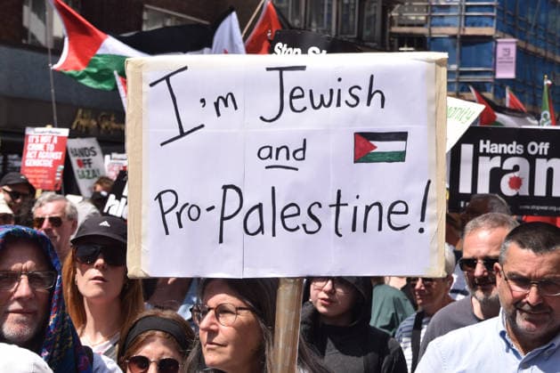 July 18, 2026, London, England, United Kingdom: A protester holds an I m Jewish and pro-Palestine placard as thousands of people march in support of Palestine. London United Kingdom - ZUMAv130 20260718_zip_v130_029 Copyright: xVukxValcicx