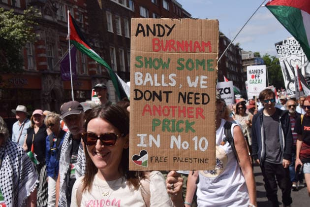 July 18, 2026, London, England, United Kingdom: A protester holds a message for incoming Prime Minister Andy Burnham as thousands of people march in support of Palestine. London United Kingdom - ZUMAv130 20260718_zip_v130_035 Copyright: xVukxValcicx