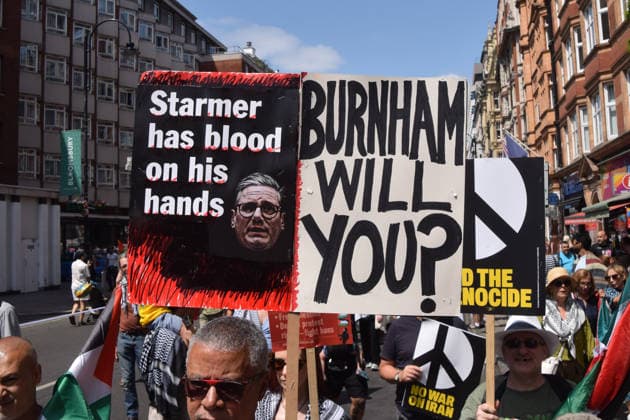 July 18, 2026, London, England, United Kingdom: A protester holds a message for incoming Prime Minister Andy Burnham as thousands of people march in support of Palestine. London United Kingdom - ZUMAv130 20260718_zip_v130_037 Copyright: xVukxValcicx