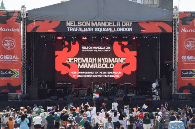 News Bilder des Tages July 18, 2026, London, England, United Kingdom: South African High Commissioner JEREMIAH NYAMANE MAMABOLO kicks off the celebrations on Nelson Mandela Day in Trafalgar Square, honouring the life and legacy of Nelson Mandela. This year also marks the 30th anniversary of the South African Constitution. London United Kingdom - ZUMAv130 20260718_zip_v130_042 Copyright: xVukxValcicx