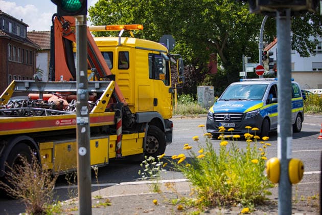 Tödlicher Verkehrsunfall zwischen Streifenwagen und Fußgänger Am 18.07.2026 kam es gegen 04:30 Uhr auf der Auheimer Straße in Hanau zu einem Zusammenstoß zwischen einem Streifenwagen und einem Fußgänger. Ein Mann wurde dabei tödlich verletzt und verstarb trotz Erster Hilfe durch Polizeibeamte und Rettungsdienst noch an der Unfallstelle. Die genauen Umstände und der Geschehensablauf werden derzeit vom Hessischen Landeskriminalamt ermittelt. Der Bereich der Auheimer Straße wurde weiträumig abgesperrt. Hanau Hessen Deutschland *** Fatal Traffic Accident Involving a Patrol Car and a Pedestrian On July 18, 2026, at approximately 4:30 a.m., a collision occurred between a patrol car and a pedestrian on Auheimer Straße in Hanau. A man w
