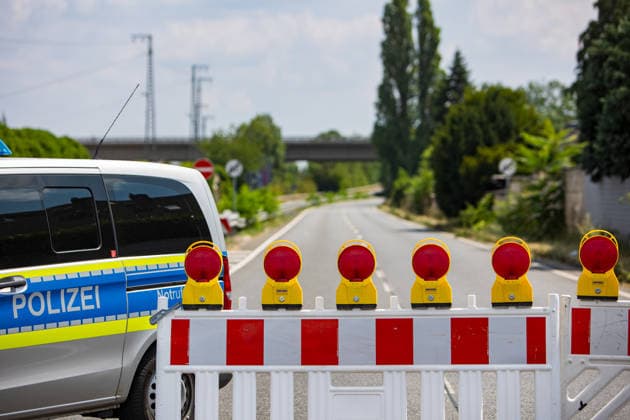 Tödlicher Verkehrsunfall zwischen Streifenwagen und Fußgänger Am 18.07.2026 kam es gegen 04:30 Uhr auf der Auheimer Straße in Hanau zu einem Zusammenstoß zwischen einem Streifenwagen und einem Fußgänger. Ein Mann wurde dabei tödlich verletzt und verstarb trotz Erster Hilfe durch Polizeibeamte und Rettungsdienst noch an der Unfallstelle. Die genauen Umstände und der Geschehensablauf werden derzeit vom Hessischen Landeskriminalamt ermittelt. Der Bereich der Auheimer Straße wurde weiträumig abgesperrt. Hanau Hessen Deutschland *** Fatal Traffic Accident Involving a Patrol Car and a Pedestrian On July 18, 2026, at approximately 4:30 a.m., a collision occurred between a patrol car and a pedestrian on Auheimer Straße in Hanau. A man w