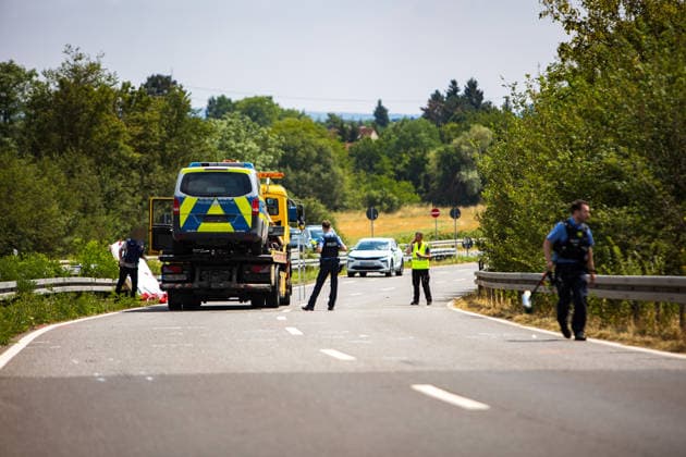 Tödlicher Verkehrsunfall zwischen Streifenwagen und Fußgänger Am 18.07.2026 kam es gegen 04:30 Uhr auf der Auheimer Straße in Hanau zu einem Zusammenstoß zwischen einem Streifenwagen und einem Fußgänger. Ein Mann wurde dabei tödlich verletzt und verstarb trotz Erster Hilfe durch Polizeibeamte und Rettungsdienst noch an der Unfallstelle. Die genauen Umstände und der Geschehensablauf werden derzeit vom Hessischen Landeskriminalamt ermittelt. Der Bereich der Auheimer Straße wurde weiträumig abgesperrt. Hanau Hessen Deutschland *** Fatal Traffic Accident Involving a Patrol Car and a Pedestrian On July 18, 2026, at approximately 4:30 a.m., a collision occurred between a patrol car and a pedestrian on Auheimer Straße in Hanau. A man w