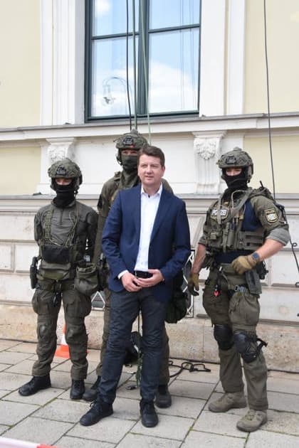 Sandro Kirchner Staatssekretaer Abseil Aktion MIT Spezialkommandos Muenchen 18.07.2026 Ludwigstrasse Innenministerium 80 Jahre Bayerische Polizei: Jubilaeum Foto Muenchen *** Sandro Kirchner, State Secretary, Rappel Operation with Special Forces, Munich, July 18, 2026, Ludwigstrasse, Ministry of the Interior, 80th Anniversary of the Bavarian Police, Photo, Munich