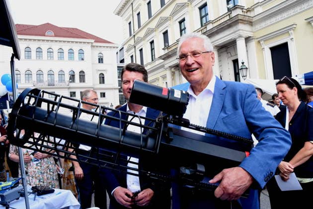 Sandro Kirchner Staatssekretaer Joachim Herrmann, Bayerischen Staatsminister Des Innern, fuer Sport und Integration mit Drohnen Abwehr Jammer Muenchen 18.07.2026 VOR iNNENMINISTERIUM 80 Jahre Bayerische Polizei: Jubilaeum Foto Muenchen *** Sandro Kirchner, State Secretary Joachim Herrmann, Bavarian Minister of State for the Interior, Sports, and Integration, with drone defense jammers, Munich, July 18, 2026, in front of the Ministry of the Interior, 80th anniversary of the Bavarian Police, photo, Munich