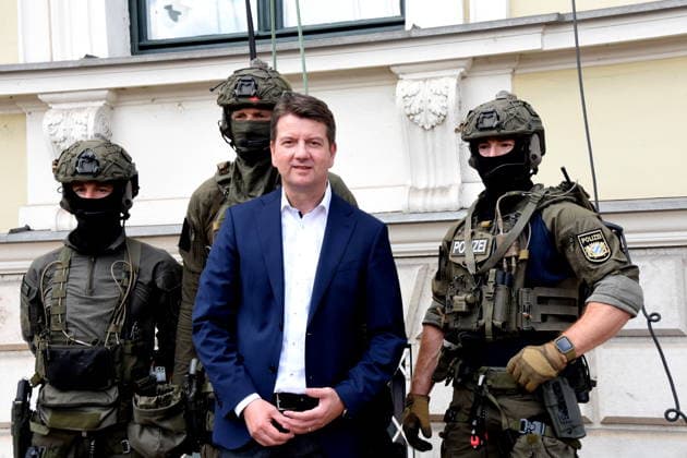 Sandro Kirchner Staatssekretaer Abseil Aktion MIT Spezialkommandos Muenchen 18.07.2026 Ludwigstrasse Innenministerium 80 Jahre Bayerische Polizei: Jubilaeum Foto Muenchen *** Sandro Kirchner, State Secretary, Rappel Operation with Special Forces, Munich, July 18, 2026, Ludwigstrasse, Ministry of the Interior, 80th Anniversary of the Bavarian Police, Photo, Munich