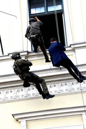 Sandro Kirchner Staatssekretaer Abseil Aktion MIT Spezialkommandos Muenchen 18.07.2026 Ludwigstrasse Innenministerium 80 Jahre Bayerische Polizei: Jubilaeum Foto Muenchen *** Sandro Kirchner, State Secretary, Rappel Operation with Special Forces, Munich, July 18, 2026, Ludwigstrasse, Ministry of the Interior, 80th Anniversary of the Bavarian Police, Photo, Munich