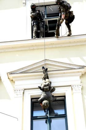 Abseil Aktion MIT Spezialkommandos Muenchen 18.07.2026 Ludwigstrasse Innenministerium 80 Jahre Bayerische Polizei: Jubilaeum Foto Muenchen *** Rappelling Event with Special Forces Munich, July 18, 2026, Ludwigstrasse, Ministry of the Interior, 80th Anniversary of the Bavarian Police, Photo, Munich