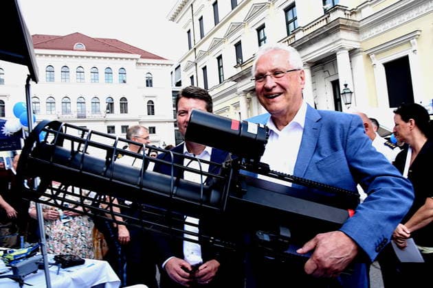 Sandro Kirchner Staatssekretaer Joachim Herrmann, Bayerischen Staatsminister Des Innern, fuer Sport und Integration mit Drohnen Abwehr Jammer Muenchen 18.07.2026 VOR iNNENMINISTERIUM 80 Jahre Bayerische Polizei: Jubilaeum Foto Muenchen *** Sandro Kirchner, State Secretary Joachim Herrmann, Bavarian Minister of State for the Interior, Sports, and Integration, with drone defense jammers, Munich, July 18, 2026, in front of the Ministry of the Interior, 80th anniversary of the Bavarian Police, photo, Munich