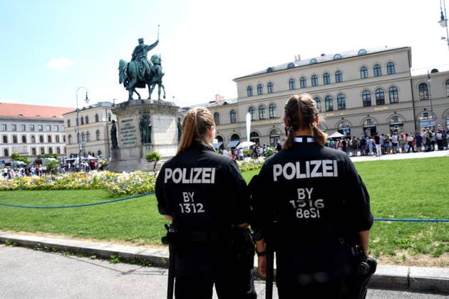 Polizistinnen Muenchen 18.07.2026 VOR iNNENMINISTERIUM 80 Jahre Bayerische Polizei: Jubilaeum Foto Muenchen *** Female Police Officers, Munich, July 18, 2026, in front of the Ministry of the Interior, 80th Anniversary of the Bavarian Police, Photo, Munich