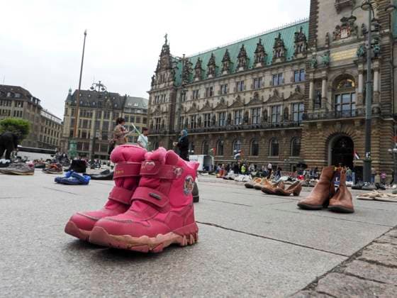 CNTV KINDERMORD- Tausende von Schuhen stehen als Symbol für die vielen im Krieg getoeteten Kinder in Palestina Auf dem Hamburger Rathausmarkt am 18.07.2026 wobei jedes Paar aber auch einzelne Schuhe für das Leben eines Kindes stehen soll , haben heute Palänstinenser und ihre deutschen Unterstützer auf dem Hamburger Rathausmarkt eine beeindruckende Mahnwache abgehalten Hamburg Deutschland *** CNTV CHILD MURDER Thousands of shoes stand as a symbol of the many children killed in the war in Palestine. At Hamburg’s Rathausmarkt on July 18, 2026, each pair—and even individual shoes—is meant to represent the life of a child. Palestinians and their German supporters held an impressive vigil today at Hamburg’s Rathausmarkt in Hamburg, Germany