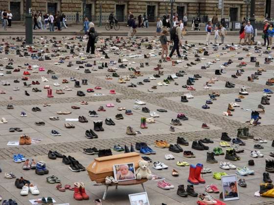 CNTV KINDERMORD- Tausende von Schuhen stehen als Symbol für die vielen im Krieg getoeteten Kinder in Palestina Auf dem Hamburger Rathausmarkt am 18.07.2026 wobei jedes Paar aber auch einzelne Schuhe für das Leben eines Kindes stehen soll , haben heute Palänstinenser und ihre deutschen Unterstützer auf dem Hamburger Rathausmarkt eine beeindruckende Mahnwache abgehalten Hamburg Deutschland *** CNTV CHILD MURDER Thousands of shoes stand as a symbol of the many children killed in the war in Palestine. At Hamburg’s Rathausmarkt on July 18, 2026, each pair—and even individual shoes—is meant to represent the life of a child. Palestinians and their German supporters held an impressive vigil today at Hamburg’s Rathausmarkt in Hamburg, Germany