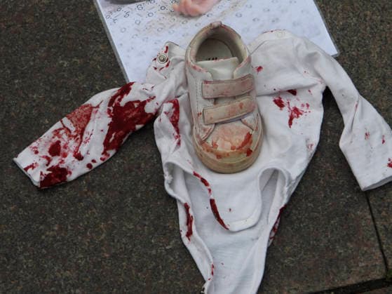 CNTV KINDERMORD- Tausende von Schuhen stehen als Symbol für die vielen im Krieg getoeteten Kinder in Palestina Auf dem Hamburger Rathausmarkt am 18.07.2026 wobei jedes Paar aber auch einzelne Schuhe für das Leben eines Kindes stehen soll , haben heute Palänstinenser und ihre deutschen Unterstützer auf dem Hamburger Rathausmarkt eine beeindruckende Mahnwache abgehalten Hamburg Deutschland *** CNTV CHILD MURDER Thousands of shoes stand as a symbol of the many children killed in the war in Palestine. At Hamburg’s Rathausmarkt on July 18, 2026, each pair—and even individual shoes—is meant to represent the life of a child. Palestinians and their German supporters held an impressive vigil today at Hamburg’s Rathausmarkt in Hamburg, Germany