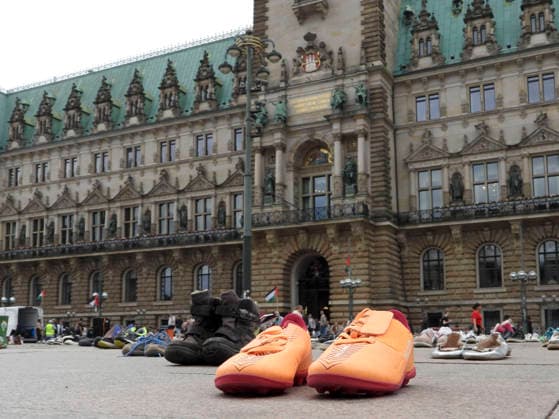 CNTV KINDERMORD- Tausende von Schuhen stehen als Symbol für die vielen im Krieg getoeteten Kinder in Palestina Auf dem Hamburger Rathausmarkt am 18.07.2026 wobei jedes Paar aber auch einzelne Schuhe für das Leben eines Kindes stehen soll , haben heute Palänstinenser und ihre deutschen Unterstützer auf dem Hamburger Rathausmarkt eine beeindruckende Mahnwache abgehalten Hamburg Deutschland *** CNTV CHILD MURDER Thousands of shoes stand as a symbol of the many children killed in the war in Palestine. At Hamburg’s Rathausmarkt on July 18, 2026, each pair—and even individual shoes—is meant to represent the life of a child. Palestinians and their German supporters held an impressive vigil today at Hamburg’s Rathausmarkt in Hamburg, Germany