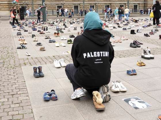 CNTV KINDERMORD- Tausende von Schuhen stehen als Symbol für die vielen im Krieg getoeteten Kinder in Palestina Auf dem Hamburger Rathausmarkt am 18.07.2026 wobei jedes Paar aber auch einzelne Schuhe für das Leben eines Kindes stehen soll , haben heute Palänstinenser und ihre deutschen Unterstützer auf dem Hamburger Rathausmarkt eine beeindruckende Mahnwache abgehalten Hamburg Deutschland *** CNTV CHILD MURDER Thousands of shoes stand as a symbol of the many children killed in the war in Palestine. On Hamburg’s Rathausmarkt on July 18, 2026, each pair—and even individual shoes—is meant to represent the life of a child. Palestinians and their German supporters held an impressive vigil today at Hamburg’s Rathausmarkt in Hamburg, Germany