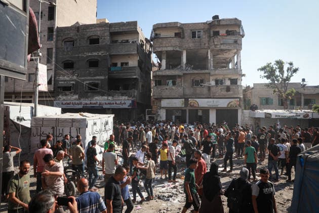 News Bilder des Tages 5 Palestinians, including child, killed in Israeli strike on Gaza home GAZA CITY, GAZA, PALESTINE - JULY 18: Palestinians observe the destruction after Israeli airstrike on a house killing 5 civilians, including one child, with many others wounded in Gaza Strip, Palestine on July 18, 2026. Abdalhkem Abu Riash Anadolu Gaza City Gaza. Editorial use only. Please get in touch for any other usage.  Copyright: x2026xAnadoluxAbdalhkemxAbuxRiashx