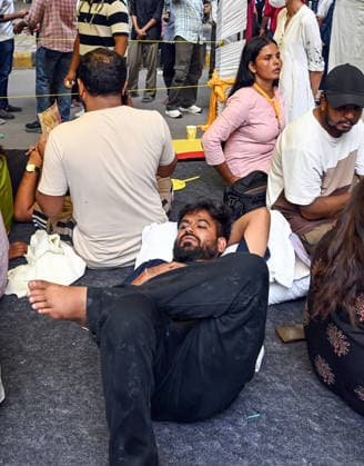 CJP Founder Abhijeet Dipke Announces Indefinite Hunger Strike After Sonam Wangchuk s Hospitalisation New Delhi, Jul 18 (ANI): CJP founder Abhijeet Dipke rests as he announces his own indefinite hunger strike following the hospitalisation of environmentalist Sonam Wangchuk amid a protest on alleged irregularities in the NEET examination, in New Delhi on Saturday. NEW DELHI Delhi India Copyright: xANIx ANI_20260718393