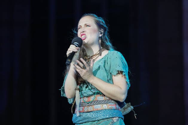 Nibelungen-Festspiele 2026. Alice Merton bei der Fotoprobe zu den Nibelungen Festspielen Die Hunnenkönigin am 15.07.2026 vor dem Kaiserdom Worms. Worms Kaiserdom Rheinland-Pfalz *** Nibelungen Festival 2026: Alice Merton at the photo shoot for the Nibelungen Festival; The Hun Queen on July 15, 2026, in front of the Imperial Cathedral in Worms; Worms Imperial Cathedral, Rhineland-Palatinate