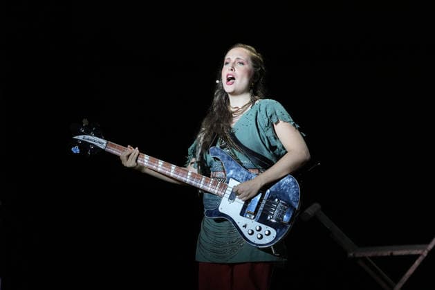 Nibelungen-Festspiele 2026. Alice Merton bei der Fotoprobe zu den Nibelungen Festspielen Die Hunnenkönigin am 15.07.2026 vor dem Kaiserdom Worms. Worms Kaiserdom Rheinland-Pfalz *** Nibelungen Festival 2026: Alice Merton at the photo shoot for the Nibelungen Festival; The Hun Queen on July 15, 2026, in front of the Imperial Cathedral in Worms; Worms Imperial Cathedral, Rhineland-Palatinate