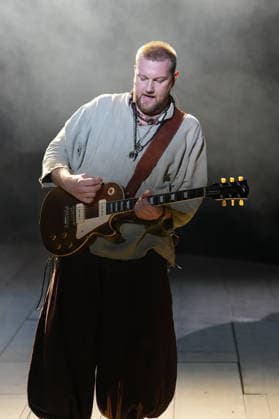 Nibelungen-Festspiele 2026. Alexander Wolfe bei der Fotoprobe zu den Nibelungen Festspielen Die Hunnenkönigin am 15.07.2026 vor dem Kaiserdom Worms. Worms Kaiserdom Rheinland-Pfalz *** Nibelungen Festival 2026: Alexander Wolfe at the photo shoot for the Nibelungen Festival’s production of *The Hun Queen* on July 15, 2026, in front of the Imperial Cathedral in Worms, Rhineland-Palatinate