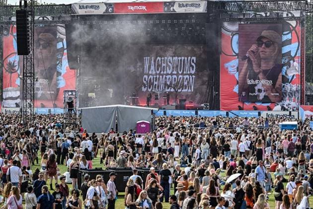 News Bilder des Tages Lollapalooza Festival Berlin - Tag 1 ** NUR FÜR REDAKTIONELLE ZWECKE ** EDITORIAL USE ONLY **<p>Lollapalooza Festival Berlin - Tag 1, Besucher feiern auf dem Außengelände des Lollapalooza Festival in Berlin. Am ersten Tag treten unter anderem Künstler wie Pitbull, Tom Odell oder Zara Larsson auf. Das populäre US-Festival, bestehend seit 1991, feierte 2015 auf dem Tempelhofer Feld in Berlin Europa-Premiere. Seit 2018 findet es auf dem Berliner Olympiagelände statt, fotografiert am 18.07.2026 in Berlin. Berlin Berlin Berlin Copyright: MaurizioxGambarini *** Lollapalooza Festival Berlin Day 1 ** FOR EDITORIAL USE ONLY ** EDITORIAL USE ONLY ** p Lollapalooza Festival Berlin Day 1, visitors celebrate on the outdoor grounds of the Lollapalo Copyright: MaurizioxGambarini doc86rt9529sjqsnbf219jf ,EDITORIAL USE ONLY
