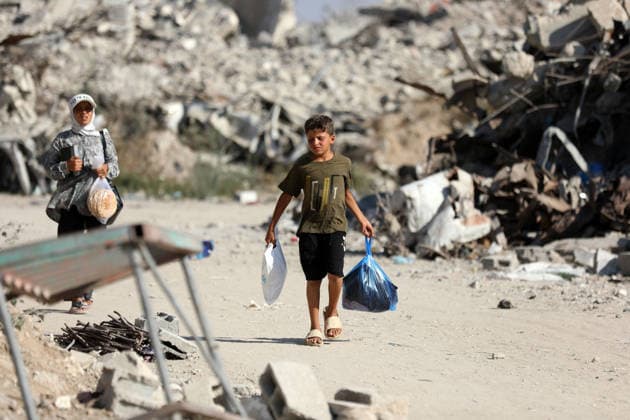 Displaced Palestinians leave tents in Gaza City’s al-Zeitoun neighborhood Displaced Palestinians carry their belongings as they leave their tents in the al-Zeitoun neighborhood of Gaza City on July 18, 2026. The departure follows the Israeli army’s expansion of the so-called Yellow Line, where its forces are deployed, through the placement of new concrete barriers and warnings of attacks in the area, in what residents described as a violation of the ceasefire. Photo by Bilal Osama apaimages Gaza city Gaza Strip Palestinian Territory 180726_Gaza_BO_02(41) Copyright: xapaimagesxBilalxOsamax xapaimagesx