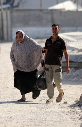 Displaced Palestinians leave tents in Gaza City’s al-Zeitoun neighborhood Displaced Palestinians carry their belongings as they leave their tents in the al-Zeitoun neighborhood of Gaza City on July 18, 2026. The departure follows the Israeli army’s expansion of the so-called Yellow Line, where its forces are deployed, through the placement of new concrete barriers and warnings of attacks in the area, in what residents described as a violation of the ceasefire. Photo by Bilal Osama apaimages Gaza city Gaza Strip Palestinian Territory 180726_Gaza_BO_02(16) Copyright: xapaimagesxBilalxOsamax xapaimagesx