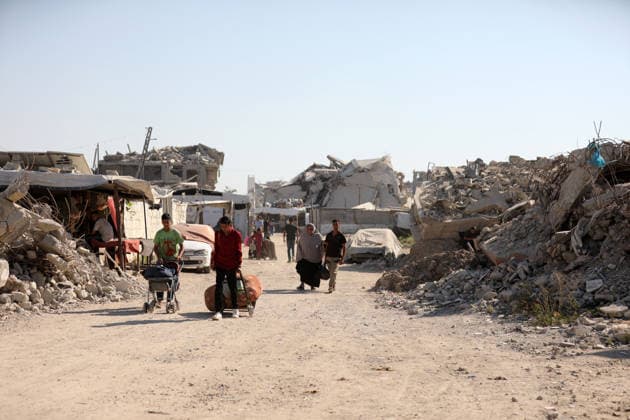 Displaced Palestinians leave tents in Gaza City’s al-Zeitoun neighborhood Displaced Palestinians carry their belongings as they leave their tents in the al-Zeitoun neighborhood of Gaza City on July 18, 2026. The departure follows the Israeli army’s expansion of the so-called Yellow Line, where its forces are deployed, through the placement of new concrete barriers and warnings of attacks in the area, in what residents described as a violation of the ceasefire. Photo by Bilal Osama apaimages Gaza city Gaza Strip Palestinian Territory 180726_Gaza_BO_02(22) Copyright: xapaimagesxBilalxOsamax xapaimagesx