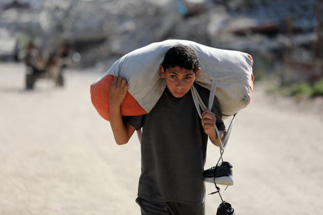 Displaced Palestinians leave tents in Gaza City’s al-Zeitoun neighborhood Displaced Palestinians carry their belongings as they leave their tents in the al-Zeitoun neighborhood of Gaza City on July 18, 2026. The departure follows the Israeli army’s expansion of the so-called Yellow Line, where its forces are deployed, through the placement of new concrete barriers and warnings of attacks in the area, in what residents described as a violation of the ceasefire. Photo by Bilal Osama apaimages Gaza city Gaza Strip Palestinian Territory 180726_Gaza_BO_02(4) Copyright: xapaimagesxBilalxOsamax xapaimagesx