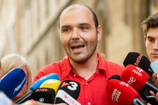 Barcelona LGBTQIA Pride Parade 2026 Albert Dalmau, the Generalitat’s Minister of the Presidency, speaks to the press during the Barcelona Pride 2026 parade on July 18, 2026, in Barcelona, Catalonia, Spain. This parade is the main event of a week-long celebration featuring activities, talks, exhibitions, and music in honor of International Pride Day 2026. JULY 18, 2026 Lorena Sopê Barcelona, Catalonia Barcelona, Catalonia, Spain  Copyright: xLorenaxSopÃªnax 7673141