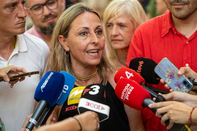 Barcelona LGBTQIA Pride Parade 2026 Eva Menor, the Generalitat’s Minister of Equality and Feminism, speaks to the press during the Barcelona Pride 2026 parade on July 18, 2026, in Barcelona, Catalonia, Spain. This parade is the main event of a week-long celebration featuring activities, talks, exhibitions, and music for International Pride Day 2026. JULY 18, 2026 Lorena Sopê Barcelona, Catalonia Barcelona, Catalonia, Spain  Copyright: xLorenaxSopÃªnax 7673144