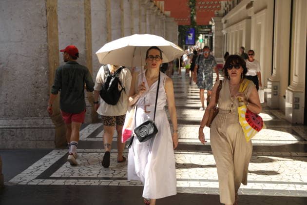 Heatwave hits Nice NICE, FRANCE – JULY 18, 2026: People seek relief from high temperatures in Nice, France, as a heatwave affects the French Riviera on July 18, 2026. The Alpes-Maritimes department is under a yellow heatwave alert. Mohamad Salaheldin Abdelghani Alsayed Anadolu Nice France. Editorial use only. Please get in touch for any other usage.  Copyright: x2026xAnadoluxMohamadxSalaheldinxAbdelghanixAlsayedx