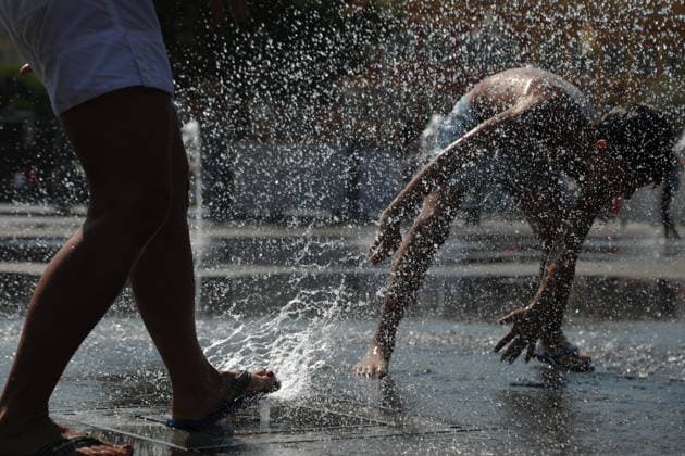 Heatwave hits Nice NICE, FRANCE – JULY 18, 2026: People seek relief from high temperatures in Nice, France, as a heatwave affects the French Riviera on July 18, 2026. The Alpes-Maritimes department is under a yellow heatwave alert. Mohamad Salaheldin Abdelghani Alsayed Anadolu Nice France. Editorial use only. Please get in touch for any other usage.  Copyright: x2026xAnadoluxMohamadxSalaheldinxAbdelghanixAlsayedx